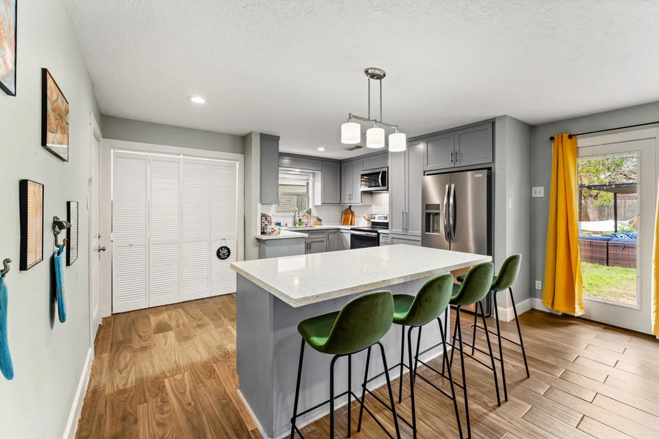 Full kitchen with island seating for 4