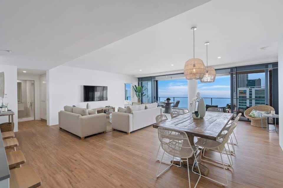 Gold Coast Luxury Resorts welcomes you to our recently renovated 4 Bedroom Sub-Penthouse! 