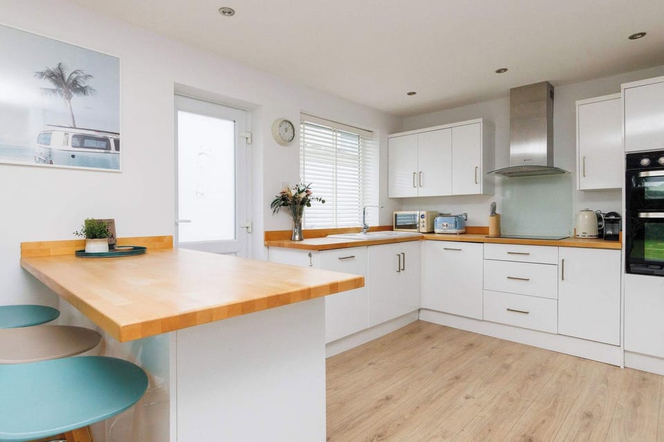 Fully equipped with everything you need to prepare meals or picnics, with ample countertop space and modern appliances.