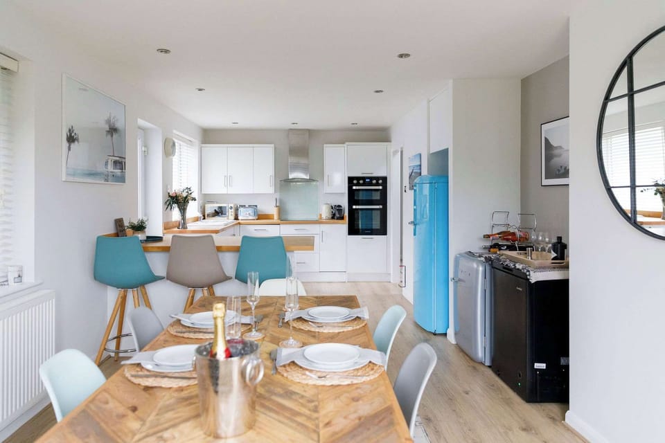 The table seats 6 guests and the breakfast bar 3, so there is plenty of space for everyone to sit to eat.