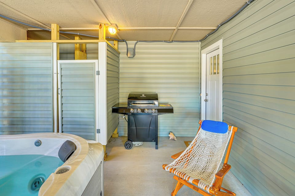 Unit Entry | Single-Story Apartment | Gas Grill | Hot Tub | Outdoor Shower