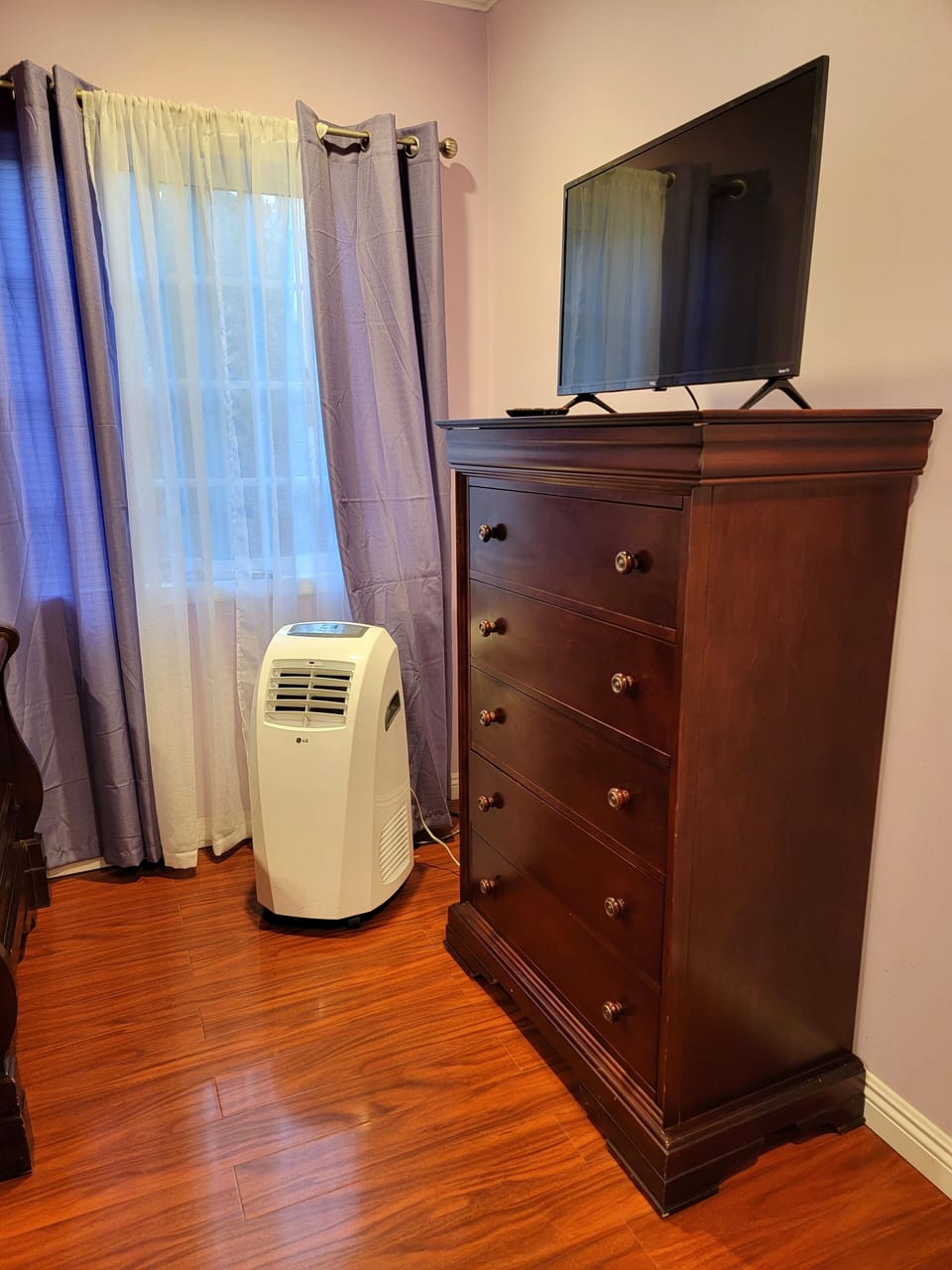 Bedroom 3: Two single beds