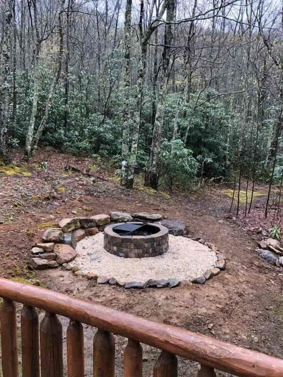 Who's ready for a night of warmth and connection? Experience this charming fire pit nestled in the heart of Smokies.