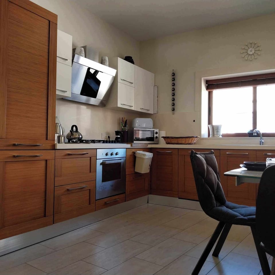 Kitchen fully equipped.  Oven, Fridgefreezer, Dishwahser, MW, Coffee Maker etc..