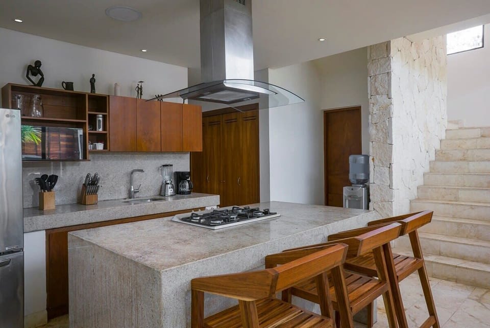 Impressive island located in the middle of the kitchen. Fully equipped kitchen with a luxurious design.
