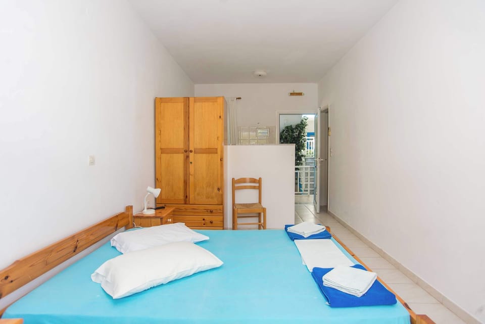 Cool and Comfortable Bedroom with Twin Beds – Ideal for Rest


