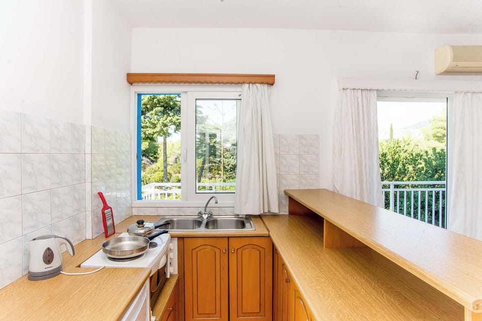 Fully equipped kitchenette – Includes fridge and stovetop

