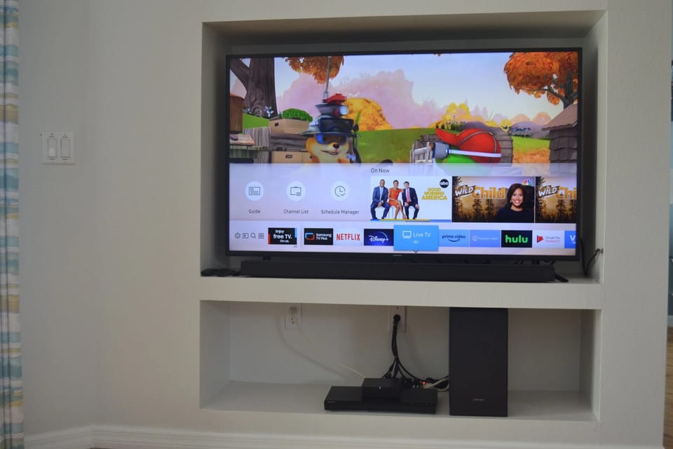 Sonos, Samsung 58" TV, Theatre Sound, Blu-Ray!