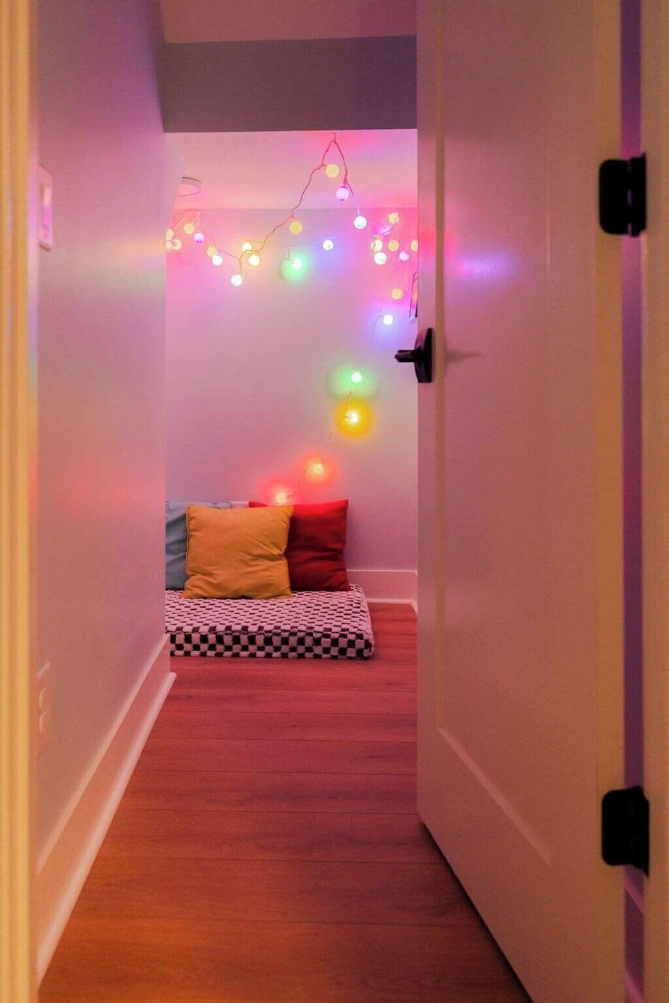 Charming Reading Nook: Vibrant lights and cushions invite relaxation and fun moments!
