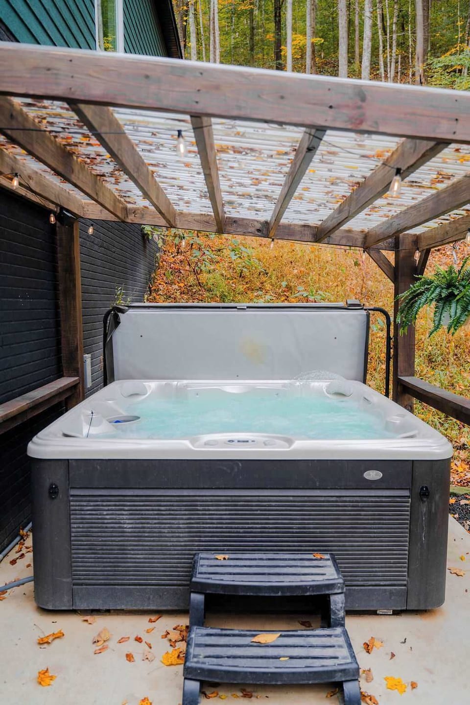 Hot Tub Retreat: Soak under the stars amid nature’s vibrant fall colors! Perfect for relaxation!