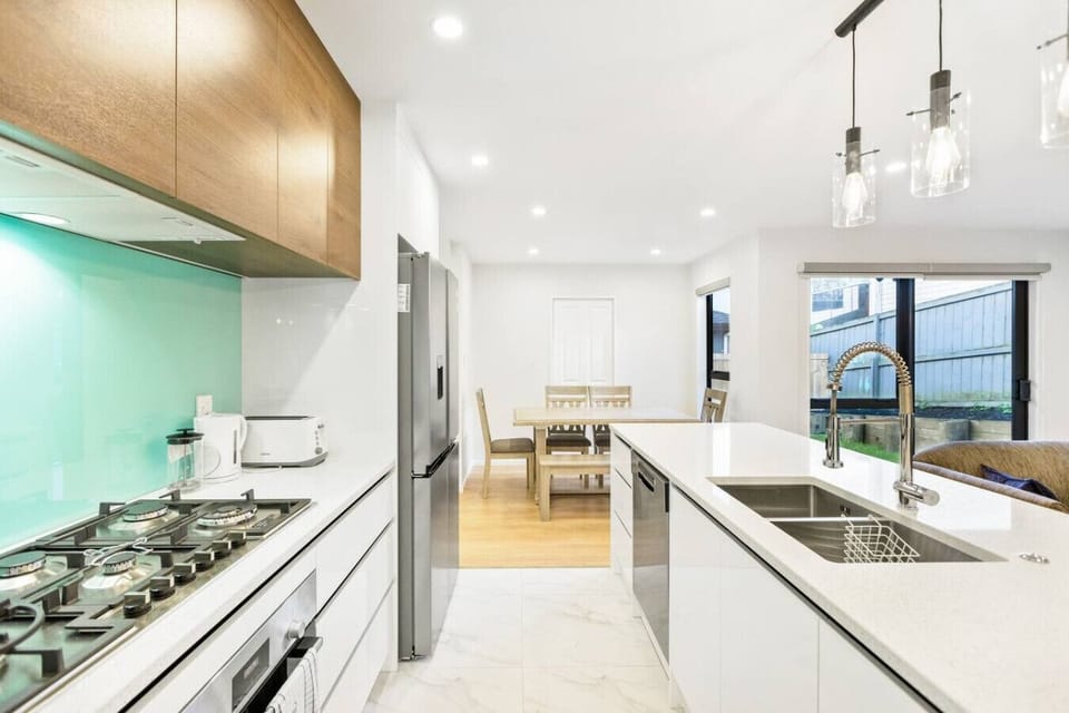 With a 5-element gas cooktop, this kitchen invites you to cook up a storm for the family.