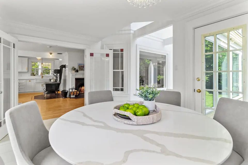 Creating a dining space that's both elegant and inviting, perfect for family dinners and festive celebrations. #ElegantDining #InvitingSpace #FamilyDinners
