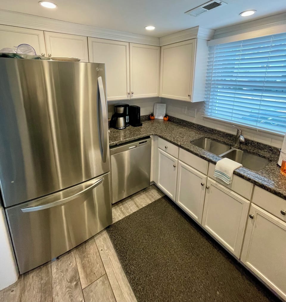 Full kitchen