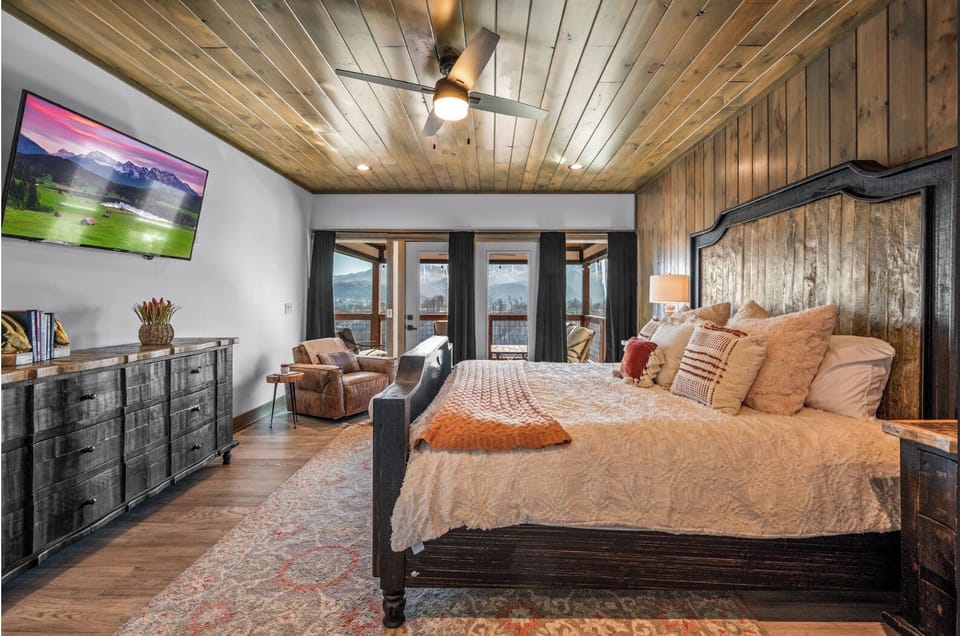 Imagine getting cozy in this king sized bed with these amazing mountain views.
