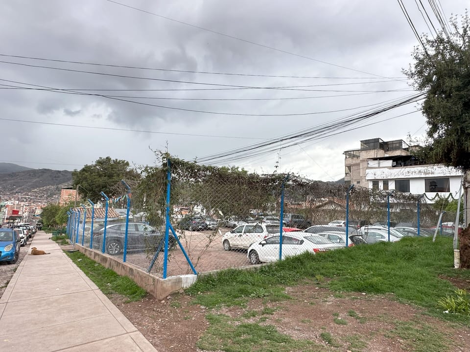 Estacionamiento en la urbanización.
