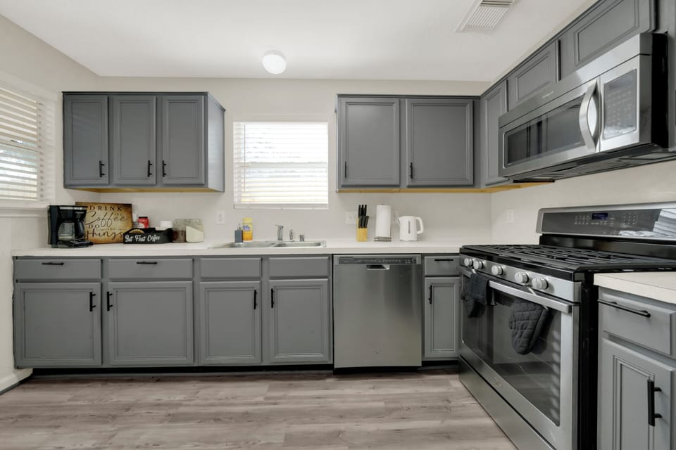Chef’s dream! A fully equipped kitchen with stainless appliances. 🍳🔥