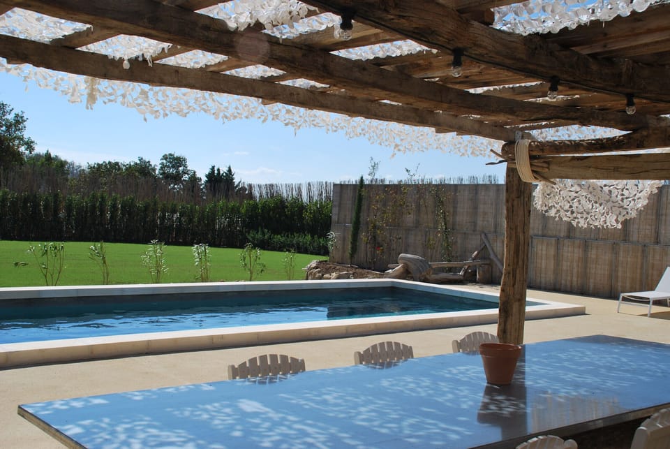 Holiday rental MAUSSANE-LES-ALPILLES, villa for rent with all mod cons and heated pool for 10 people. Online booking with Plaisirs & Maisons de Provence