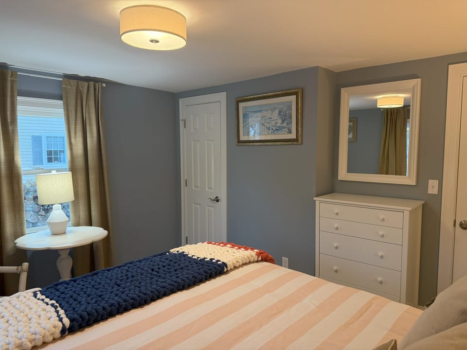 Queen's Quarters - Queen Bed