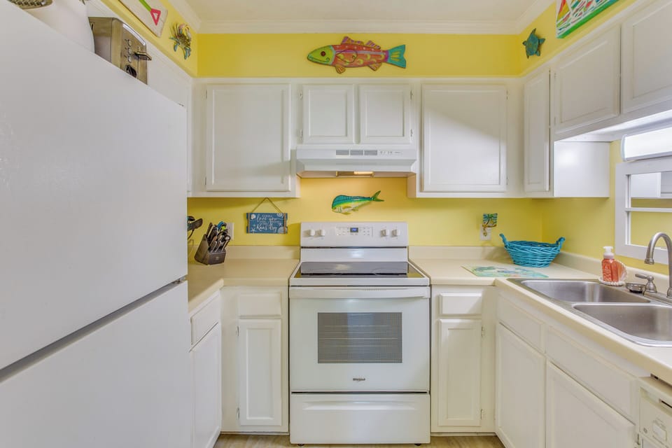 Kitchen | Drip & Keurig Coffee Makers | Blender | Slow Cooker