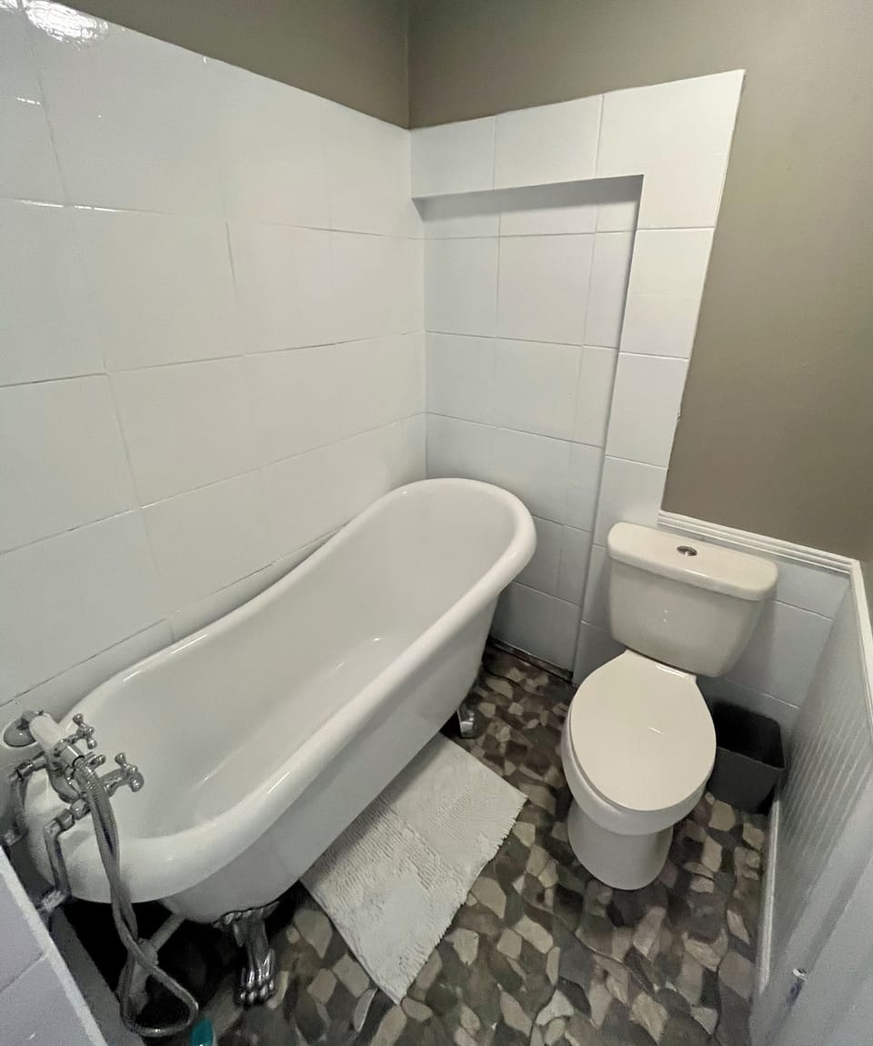 Bath 2 clawfoot tub