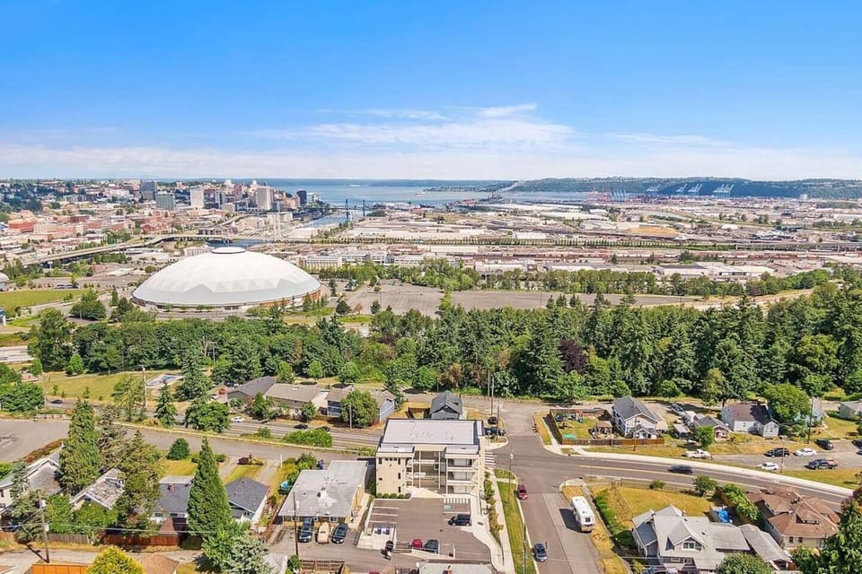 1 block to Tacoma Dome!