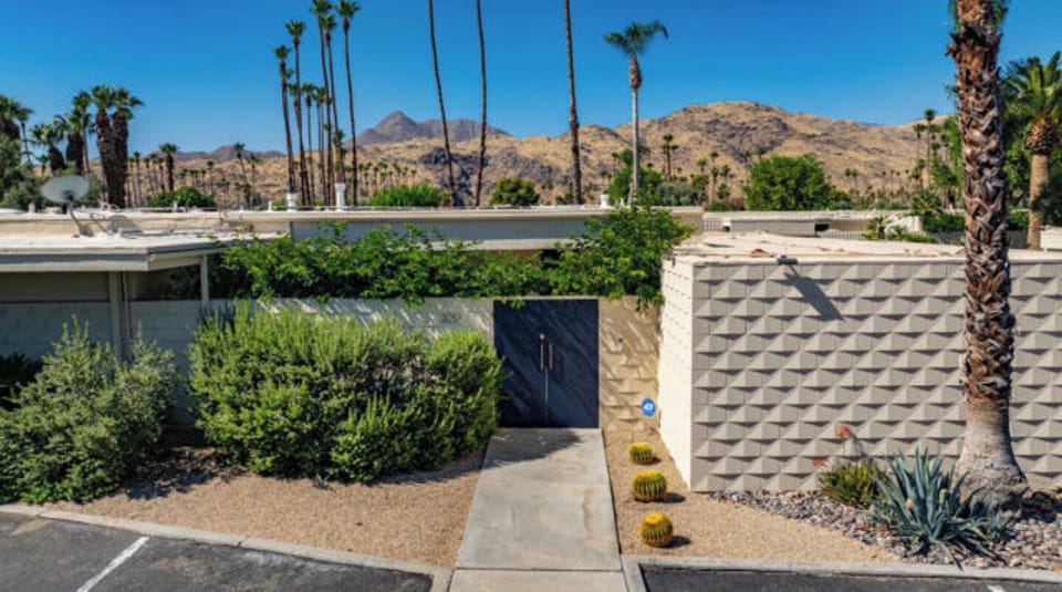 320 Desert Lakes Drive