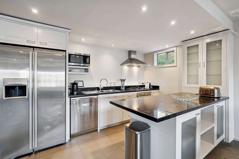 Fully equipped kitchen with dishwasher, fridge/freezer, and breakfast island.