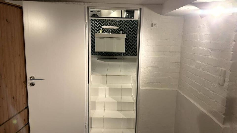 Shower
Toilet
Bathroom
Wardrobe
Laundry
Washing machine