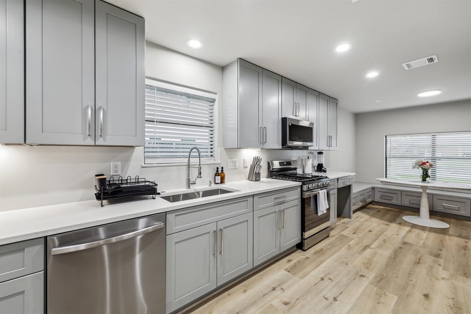 Fully Equipped Modern Kitchen. 