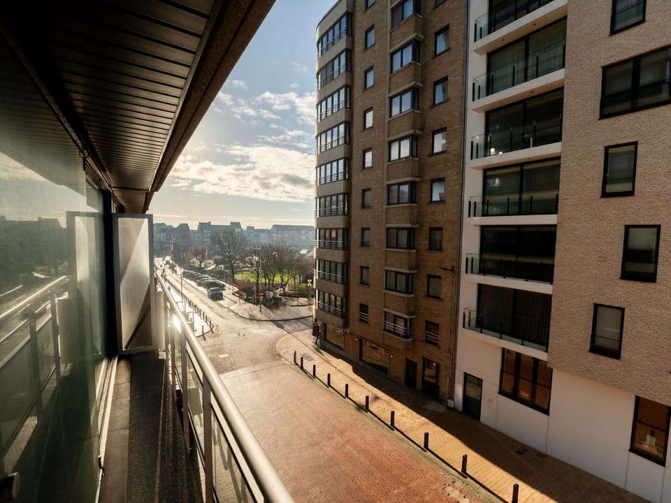 Building, Daytime, Apartment, Urban Area, City, Metropolitan Area, Residential Area, Architecture, Neighbourhood