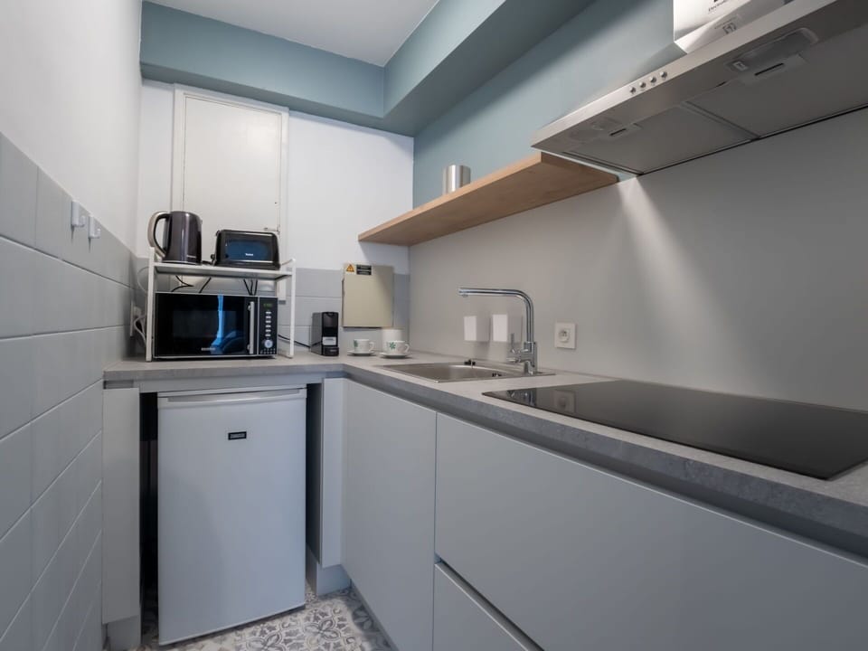 Kitchen, Countertop, Kitchen Appliance, Major Appliance, Kitchen Sink, Interior Design, Cabinetry, Plumbing Fixture, Sink, Kitchen Stove