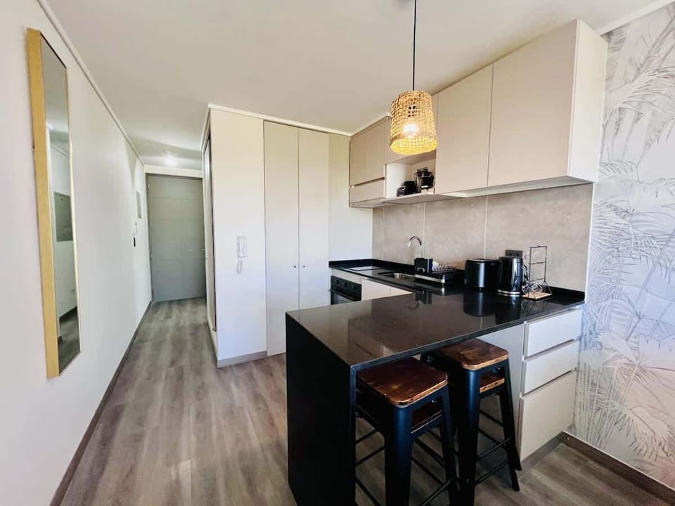 Stylish kitchen w/ peninsula seating & marble-look backsplash