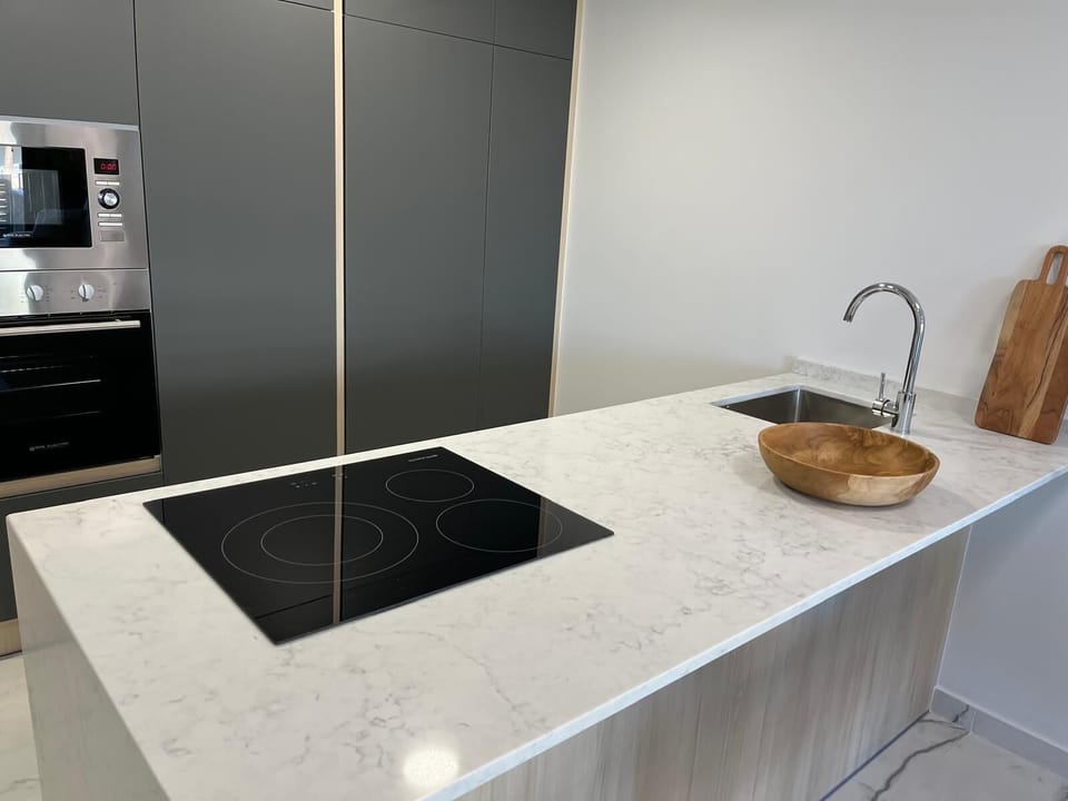 Fully eguipped kitchen with microwave, oven, induction hob and fridge-freezer 