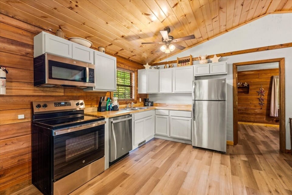 From stove to table in just a few steps. This open kitchen flows seamlessly into the dining area, making family meals, game nights, and holiday gatherings feel effortless and relaxed.