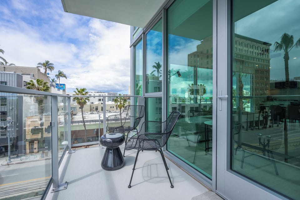 Long Beach - Two Bedroom Suite - Balcony (2)