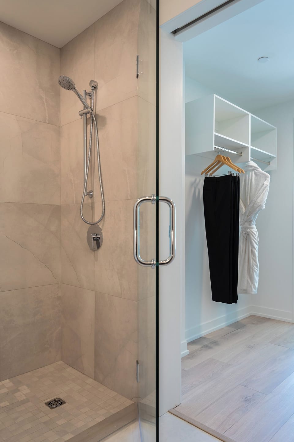 Long Beach - Jr 2 Bedroom - Bathroom (2)