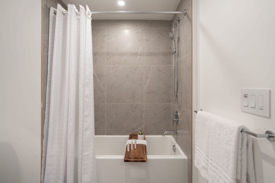 Level Hollywood - One Bedroom Suite (22)