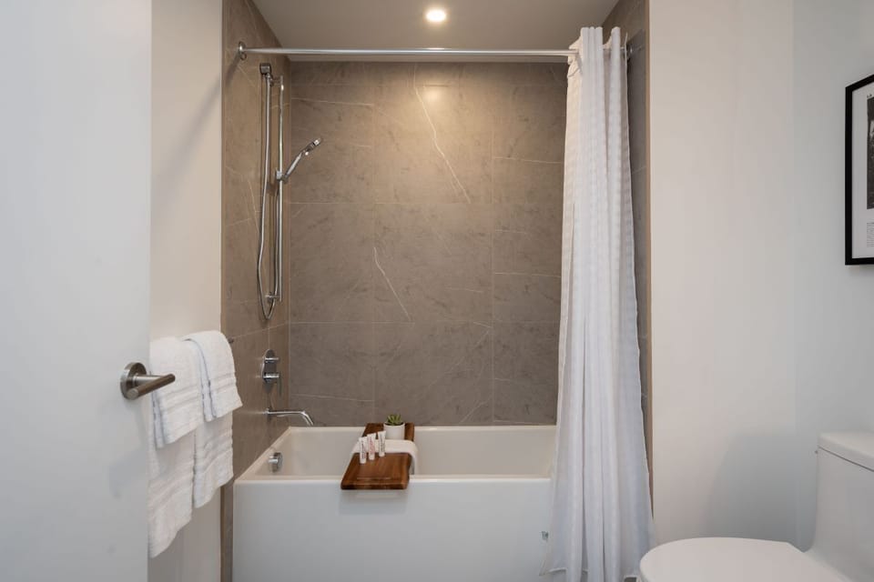 Level Hollywood - Two Bedroom Suite (20)