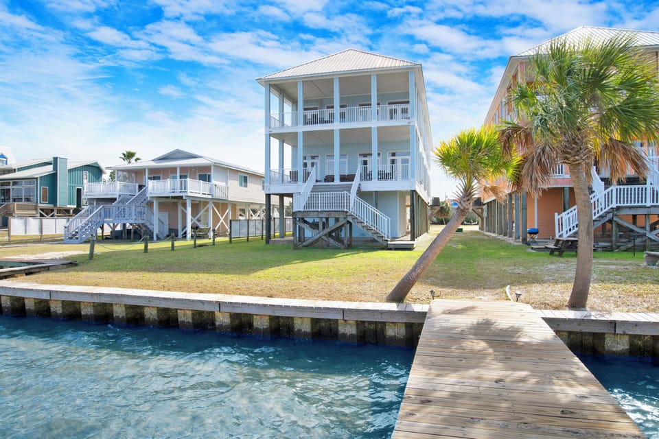 Located on Little Lagoon in Gulf Shores and is half of the duplex(South side)