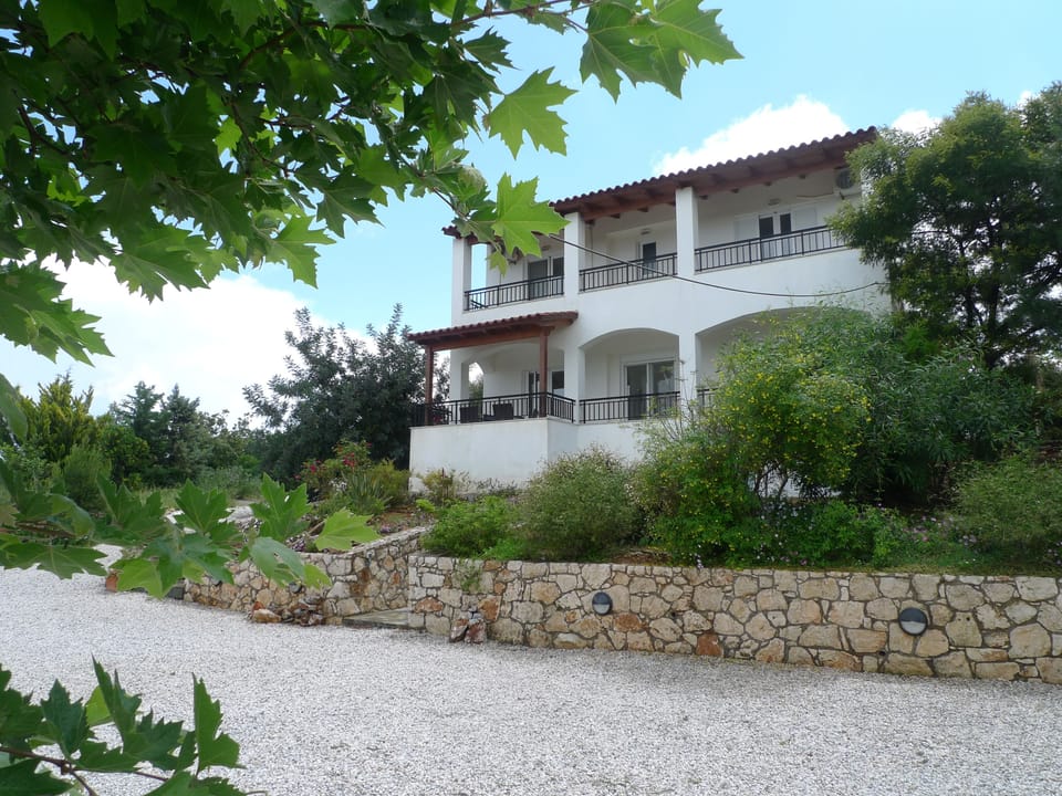 The Villa sits above Vamos, a charming village in the prefecture of Apokoronas.