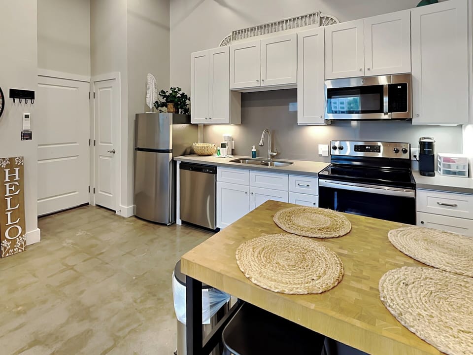 Kitchen & Dining