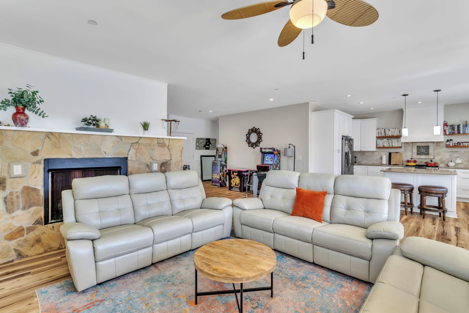 16 2094 Ardmore Ct Winston Salem NC 27127 USA Living room 0M6A7920