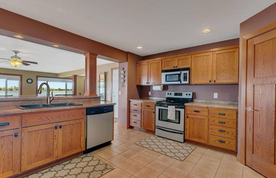 Kitchen w/everything you need!  Air fryer. Ninja blender. Keurig, French press!