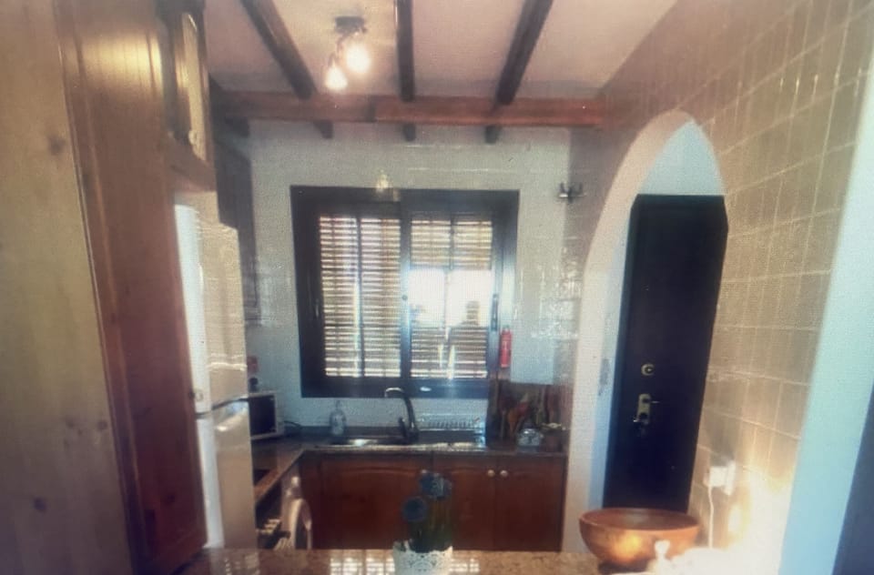 Kitchen with fridge/freezer, hob, oven, microwave and washing machine