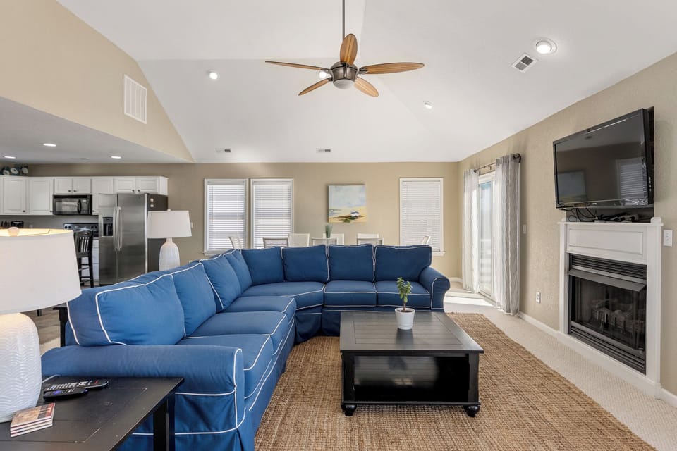 KDN9622: Banks on Bay | Top Level Living Area