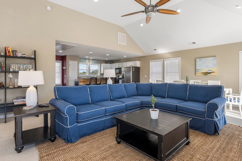 KDN9622: Banks on Bay | Top Level Living Area