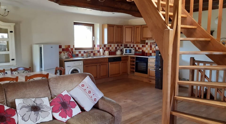 Rez de chaussée - vue de la cuisine du salon et escalier montant a aux chambres