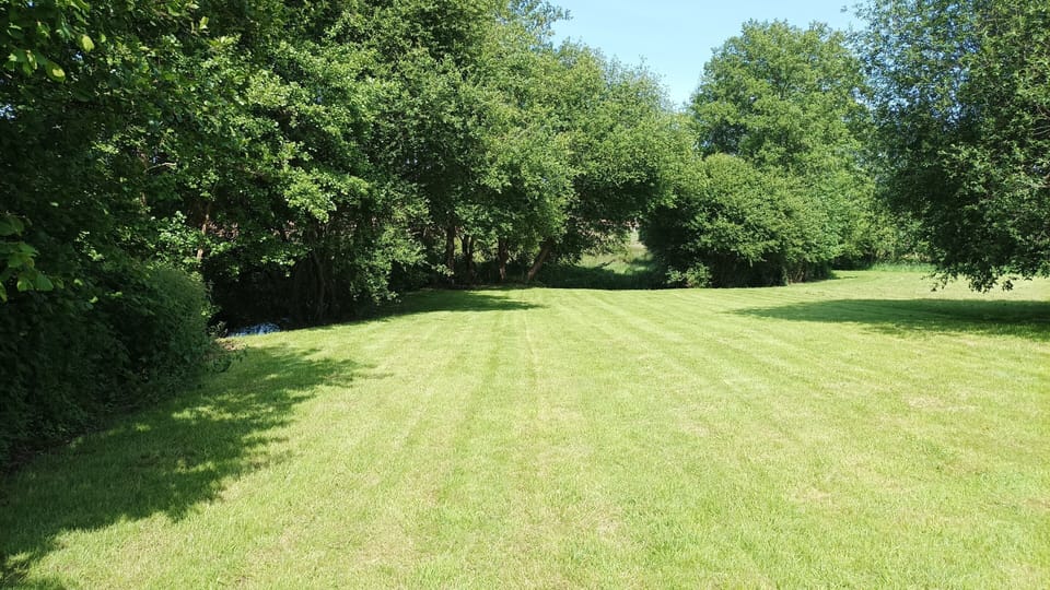 Jardin du gite le long de la rivière