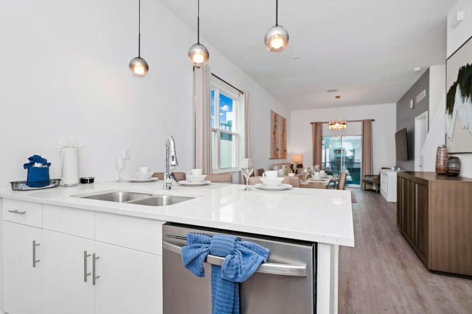 Whip up family favorites in this fully equipped kitchen – bon appétit!