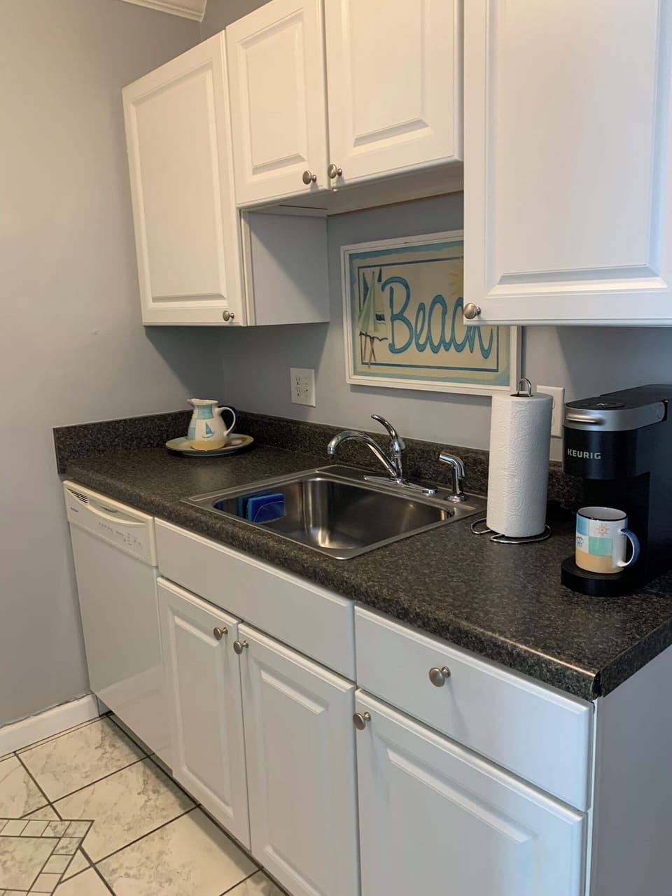 Dishwasher, coffee maker and fully equipped kitchen and cute beachy dishes!
